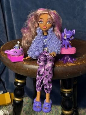 Monster High Clawdeen Creepover Party doll with all matching accessories.